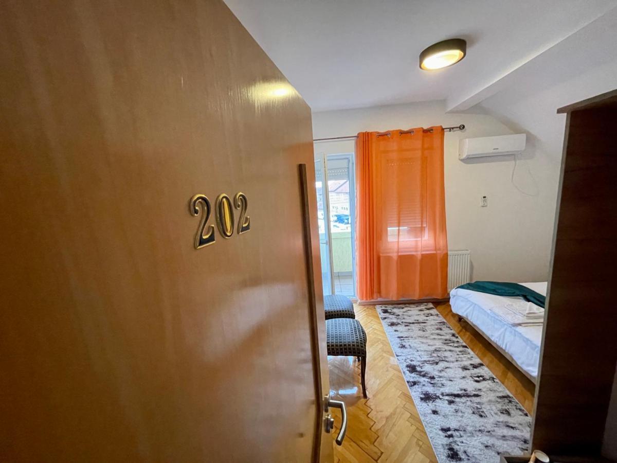 Madigan'S Hotel Kosovo Polje ภายนอก รูปภาพ