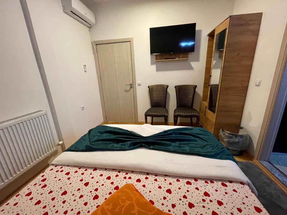 Madigan'S Hotel Kosovo Polje ภายนอก รูปภาพ