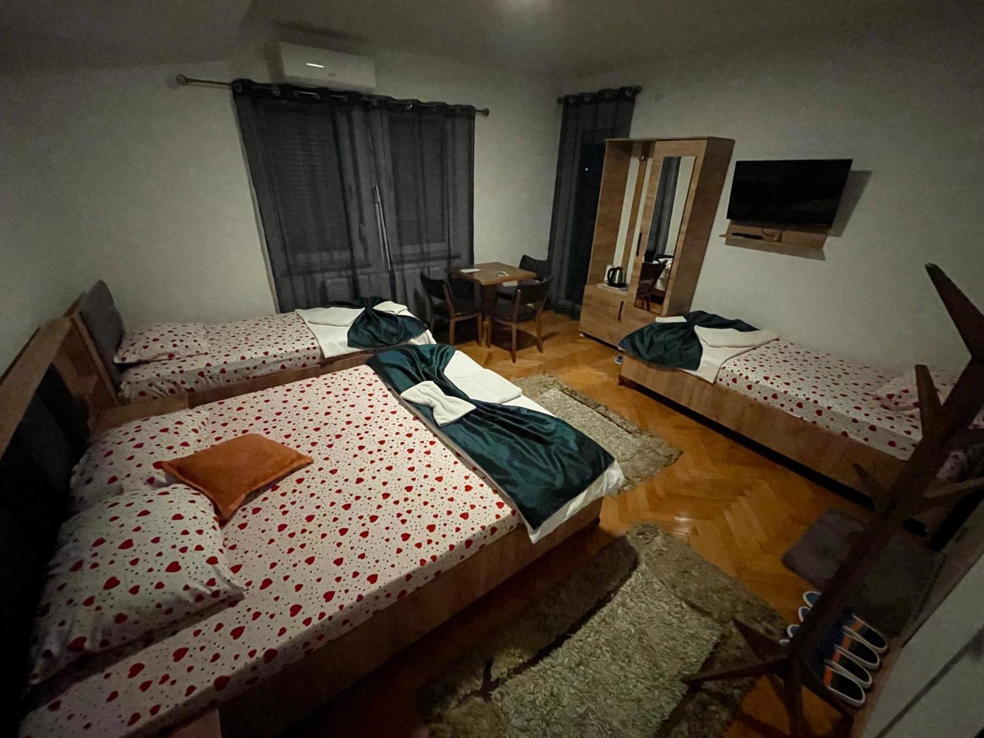 Madigan'S Hotel Kosovo Polje ภายนอก รูปภาพ