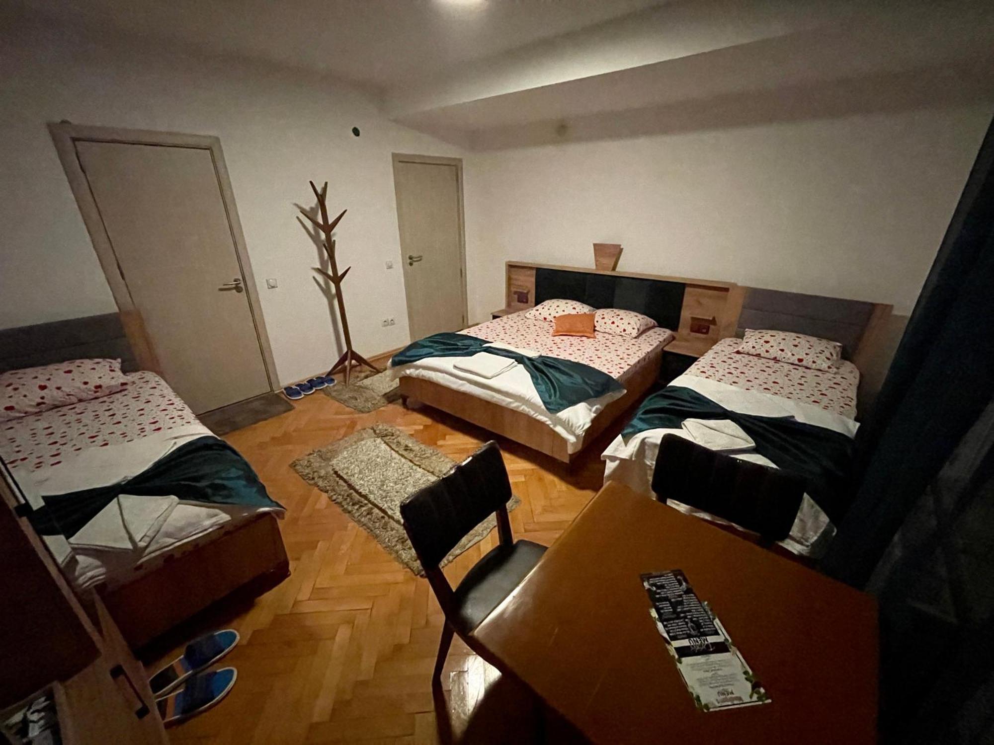 Madigan'S Hotel Kosovo Polje ภายนอก รูปภาพ
