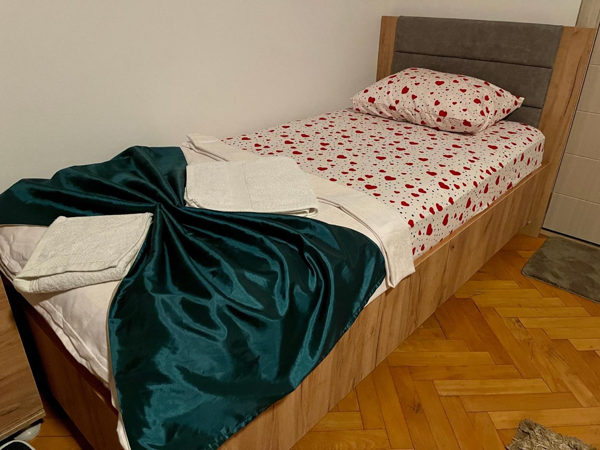 Madigan'S Hotel Kosovo Polje ภายนอก รูปภาพ