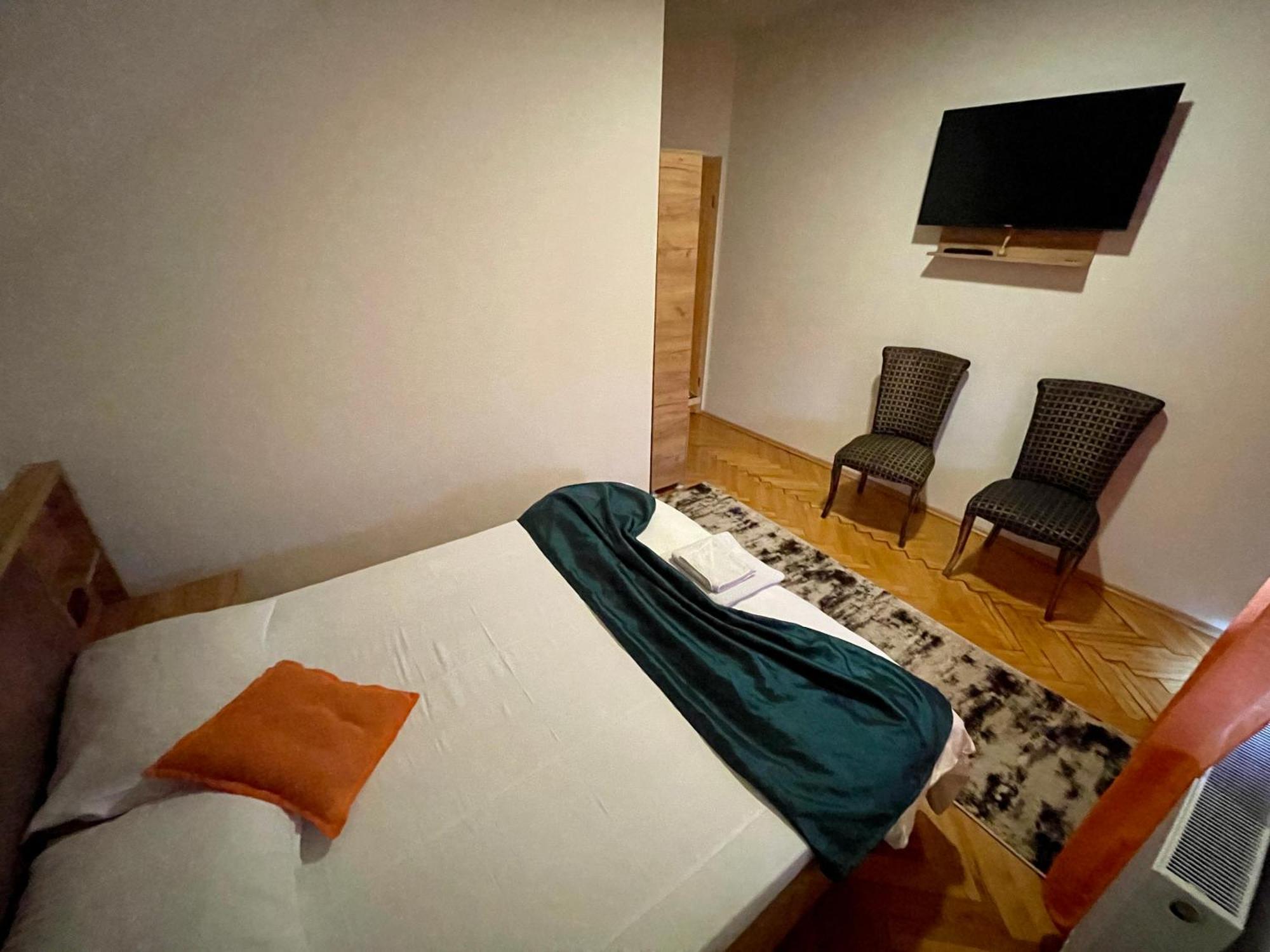 Madigan'S Hotel Kosovo Polje ภายนอก รูปภาพ
