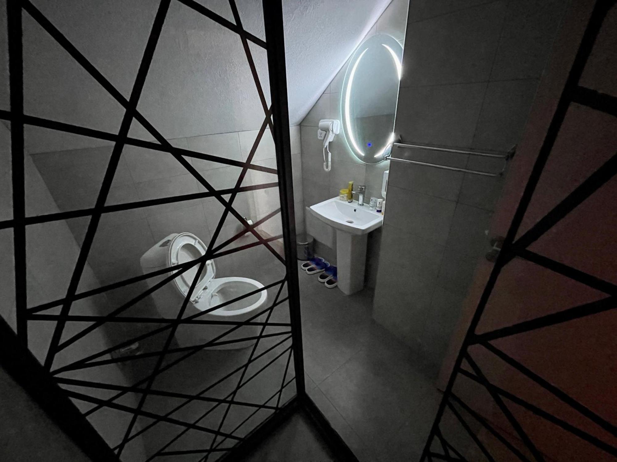 Madigan'S Hotel Kosovo Polje ภายนอก รูปภาพ