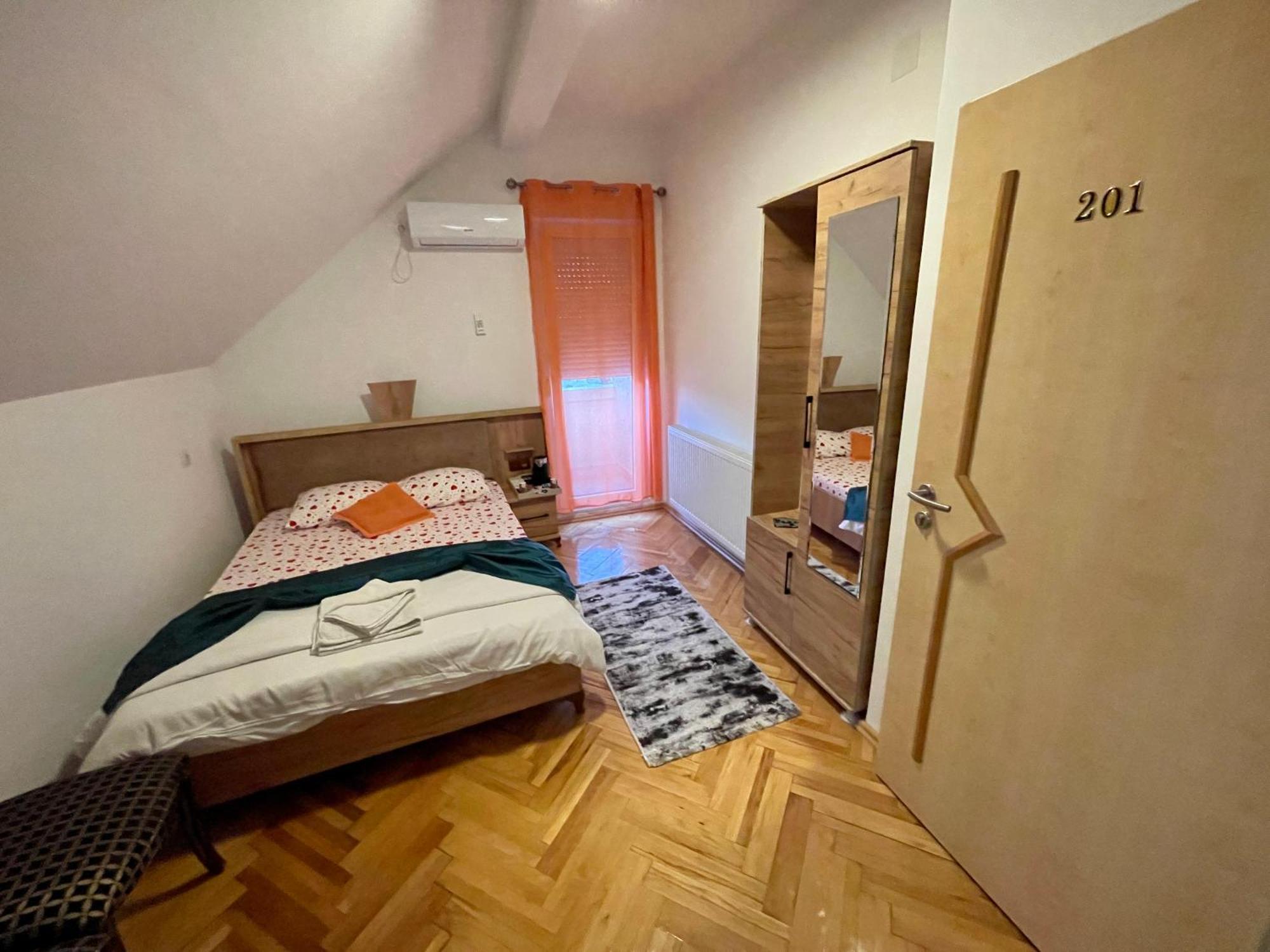 Madigan'S Hotel Kosovo Polje ภายนอก รูปภาพ