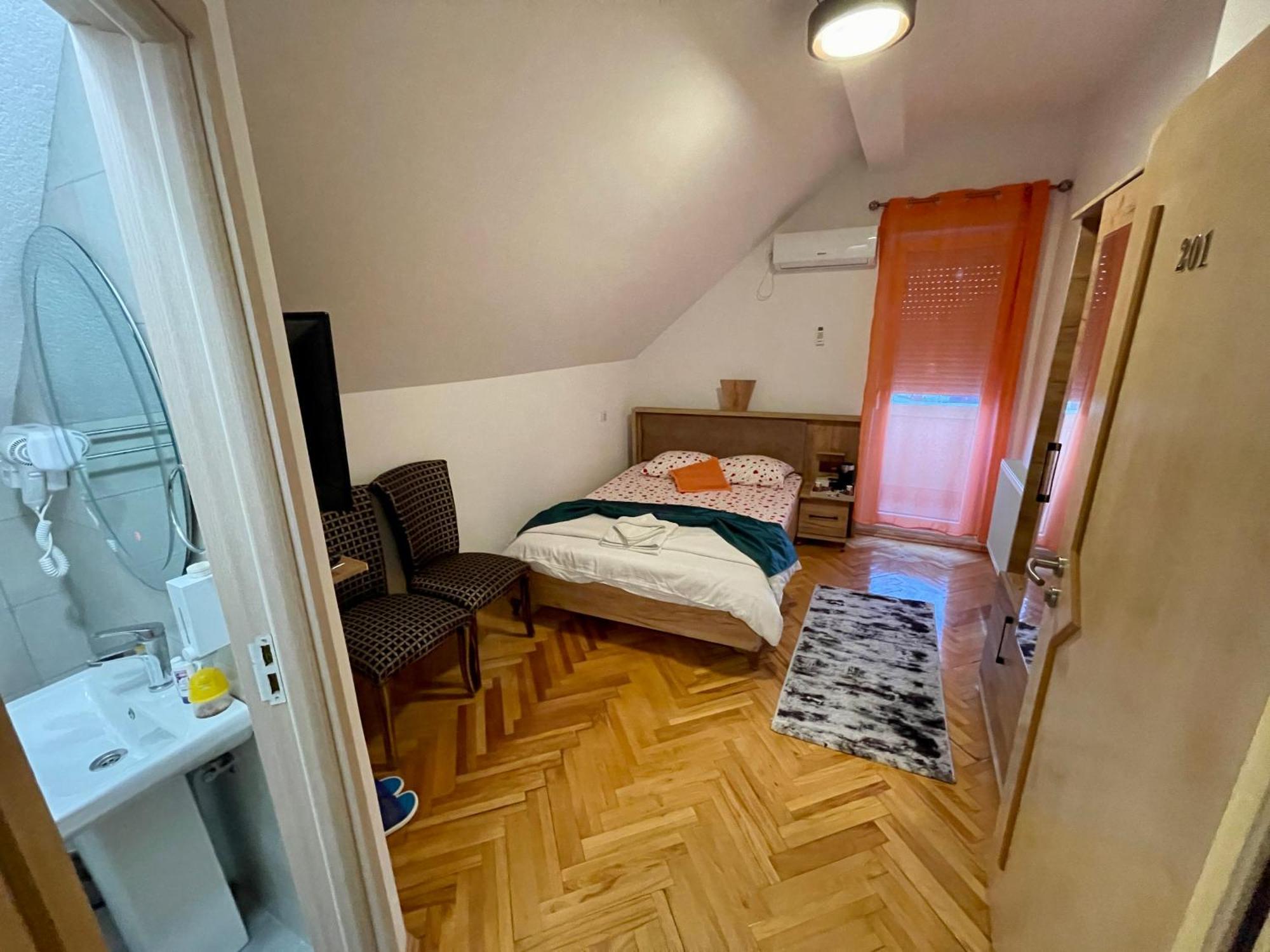Madigan'S Hotel Kosovo Polje ภายนอก รูปภาพ