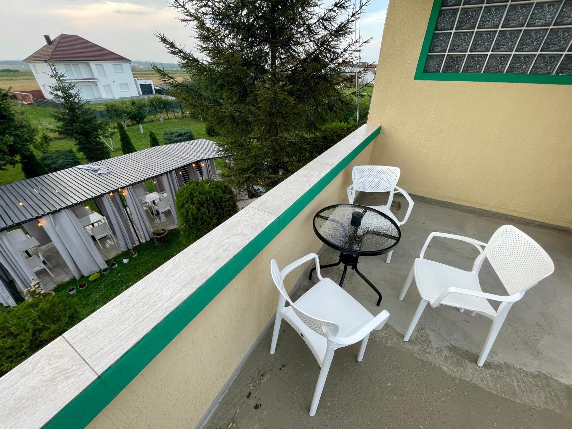 Madigan'S Hotel Kosovo Polje ภายนอก รูปภาพ