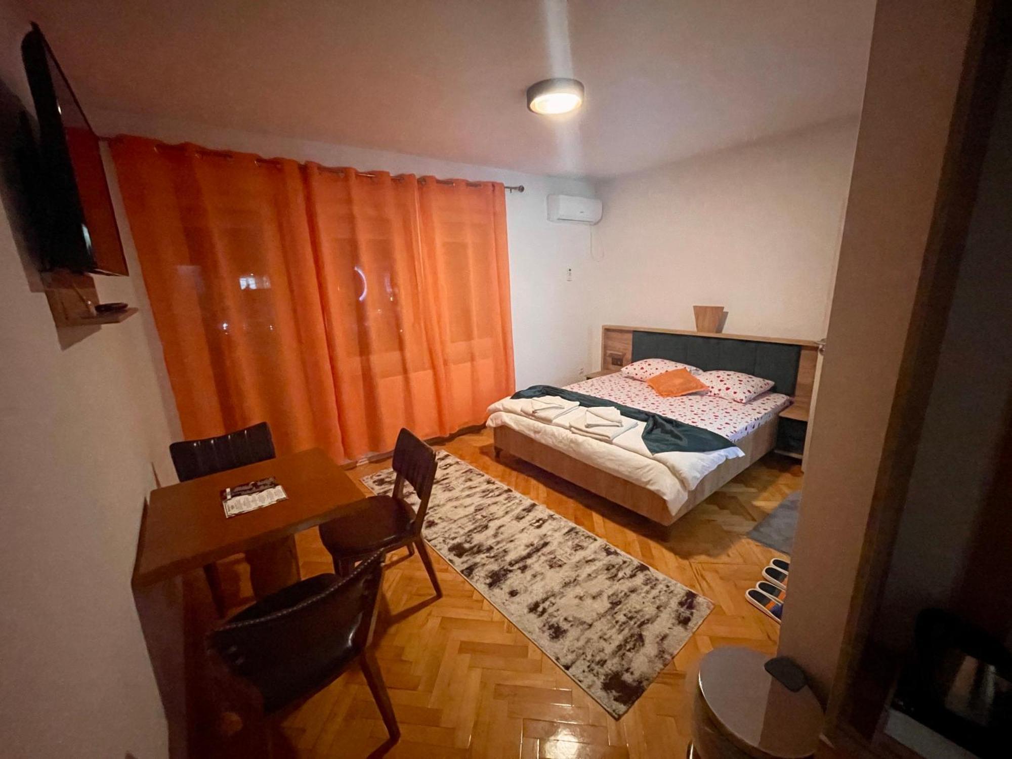 Madigan'S Hotel Kosovo Polje ภายนอก รูปภาพ