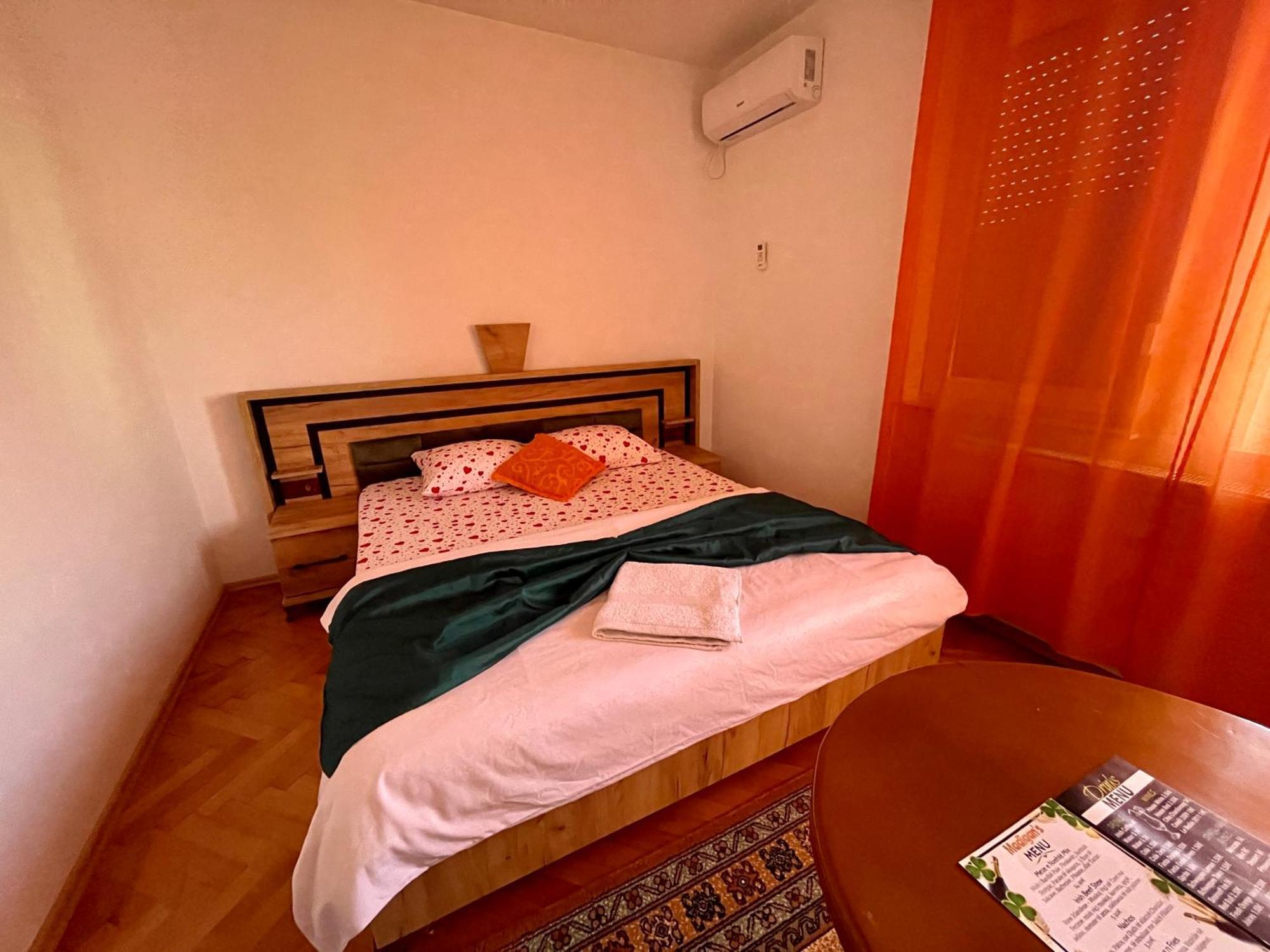 Madigan'S Hotel Kosovo Polje ภายนอก รูปภาพ