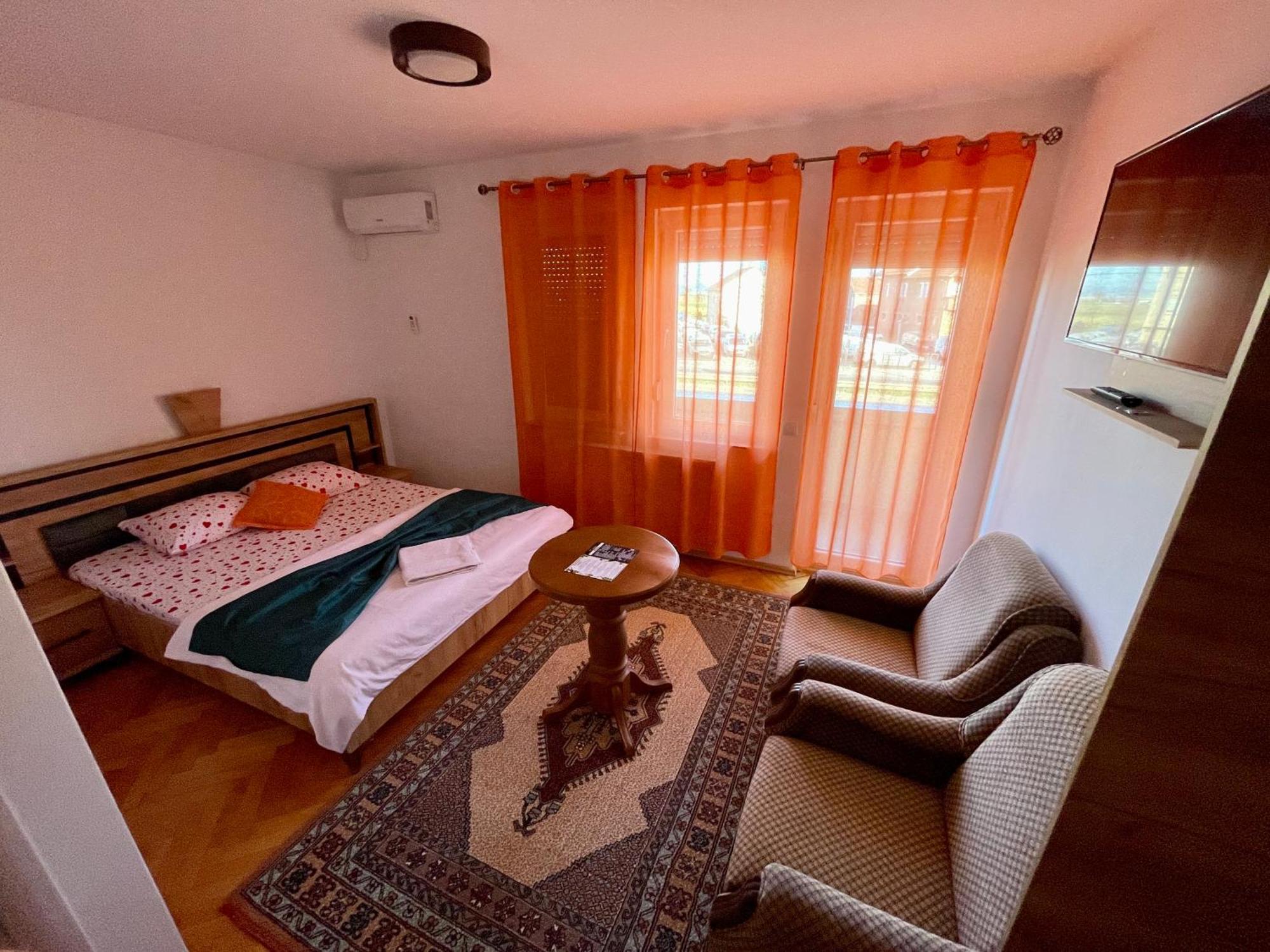 Madigan'S Hotel Kosovo Polje ภายนอก รูปภาพ