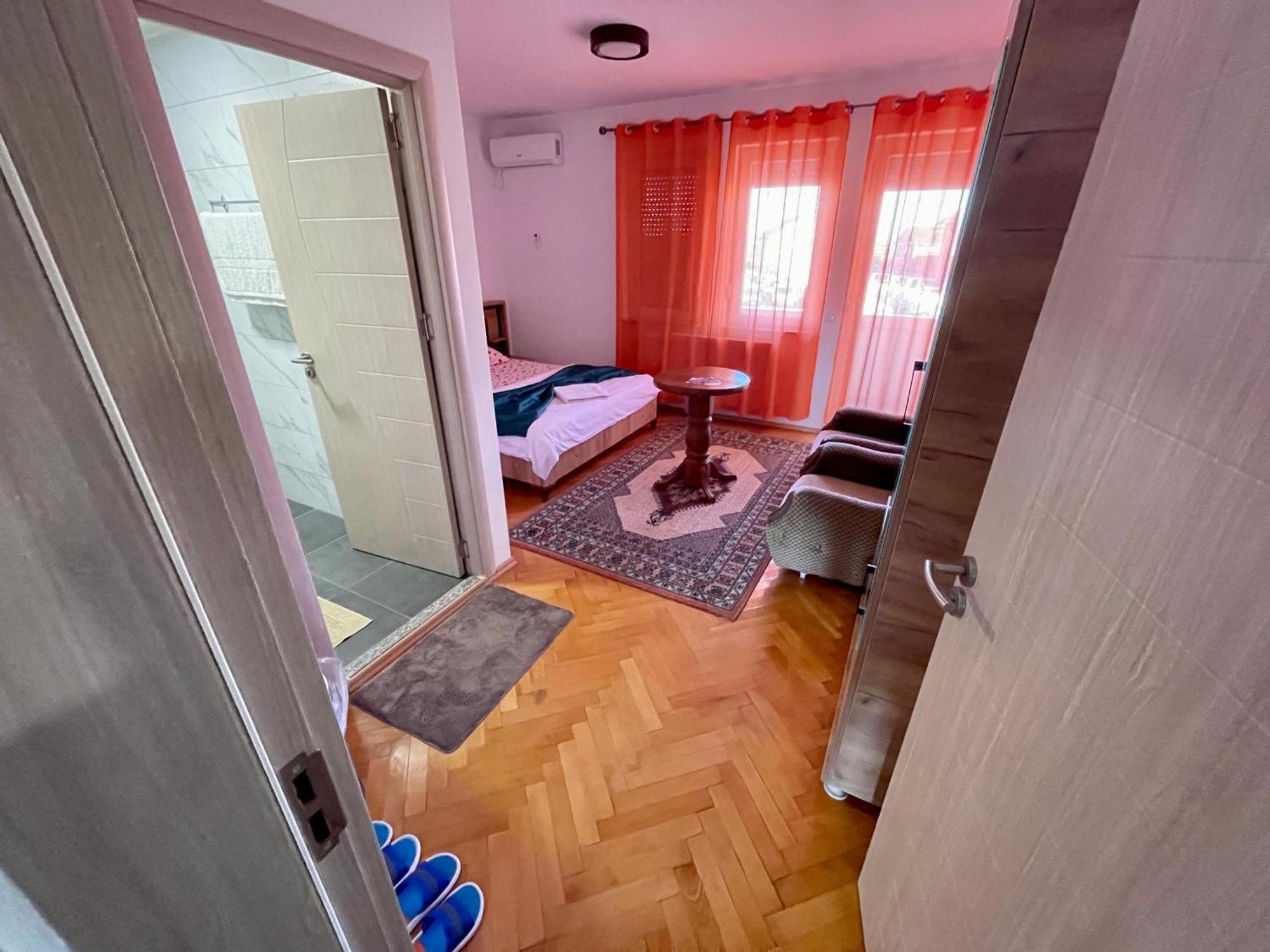 Madigan'S Hotel Kosovo Polje ภายนอก รูปภาพ