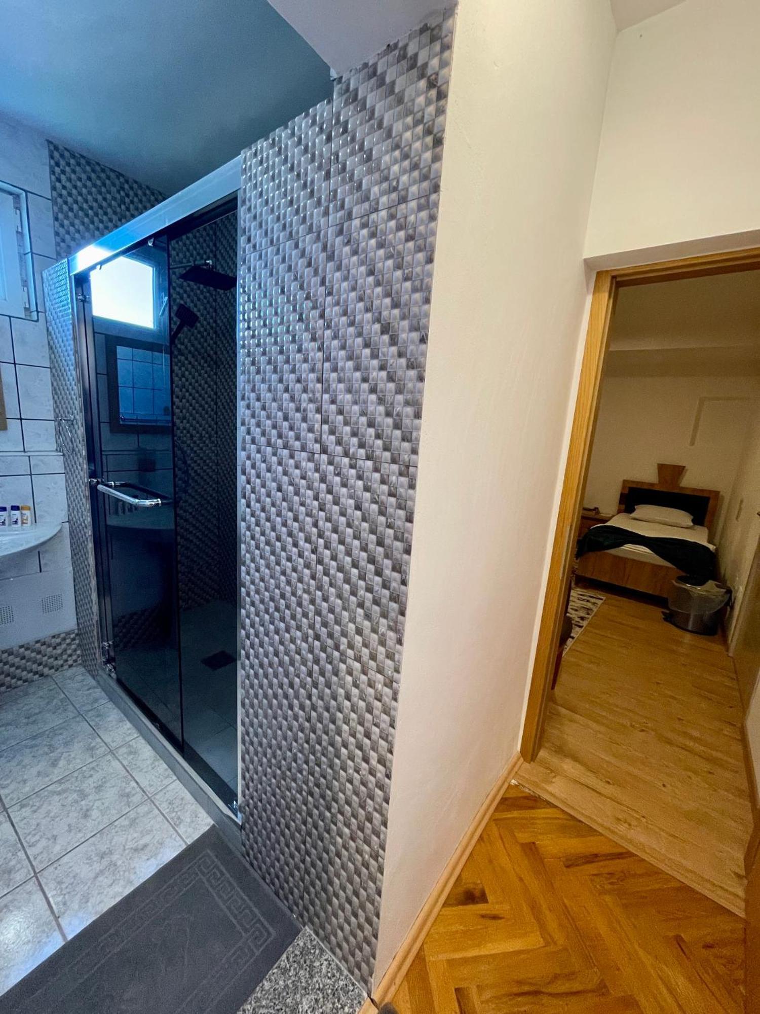 Madigan'S Hotel Kosovo Polje ภายนอก รูปภาพ